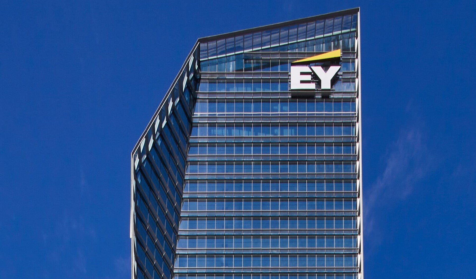 Oxford secures one of Toronto's largest office leases of the year maintaining EY Tower at 100% occupancy